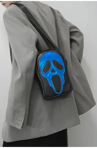 Vue détaillée du sac bandoulière laser tendance avec motif fantaisie pour le quotidien.