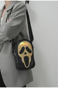 Sac bandoulière noir avec motif de visage de fantôme holographique, sac stylé et tendance.