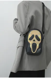 Sac bandoulière en cuir PU noir avec un design de visage de fantôme holographique tendance.