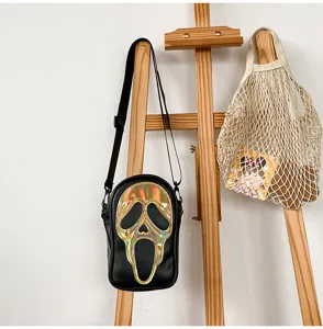 Vue détaillée du sac bandoulière laser ghostface noir, sac élégant style gothique tendance.
