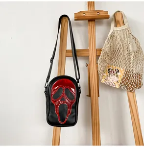 Sac bandoulière noir avec design de visage de fantôme rouge saisissant, sac niche.