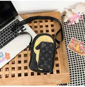 Vue détaillée du sac bandoulière tendance en forme de fantôme avec design holographique.