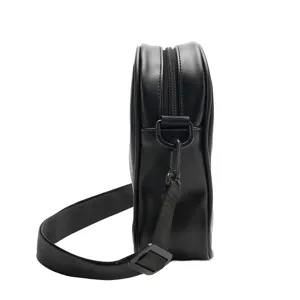 Sac bandoulière en cuir noir vue latérale avec fermeture éclair et sangle réglable pratique.