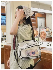 Piccola borsa ita in stile giapponese casual da studente a tracolla vista dettaglio.