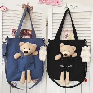 Vista detallada del bolso tote de lona lindo con colgante de oso de peluche, estilo japonés.