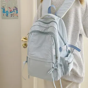 Casual lichtblauwe studentenrugzak met grote capaciteit en schattige lintdetails voor school.