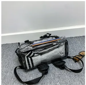 Detailansicht eines klaren PVC-Rucksacks mit Netztaschen und stylischen schwarzen Gurten.