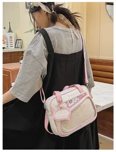 Vista dettagliata di una borsa ita giapponese con finestra trasparente e dettagli rosa per l'uso.