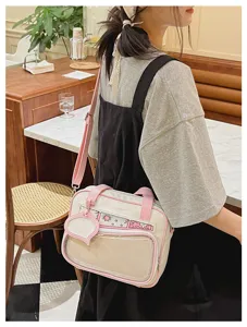 Dettaglio di una borsa itabag rosa e bianca carina con finestra trasparente al bar.