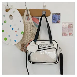 Vista dettagliata della borsa ita in pelle PU stile giapponese con finestra trasparente.