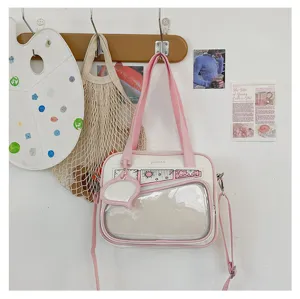 Vista dettagliata di una borsa ita bianca e rosa in stile giapponese con finestra trasparente.