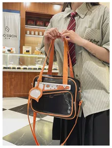 Vista dettagliata della borsa ita nera con tasca trasparente e manici arancioni per uniforme.