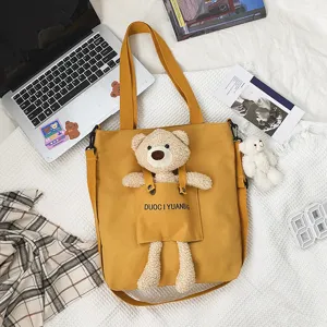 Bolsa cruzada de lona japonesa linda con muñeco de oso 3D para estudiantes.