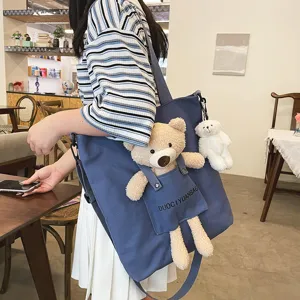 Bolso cruzado de lona bonito con muñeco de oso de peluche, estilo japonés detalle de bolso.