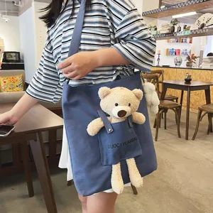 Bonito bolso bandolera de lona con oso de peluche bolso informal estudiantil con colgante de muñeca.