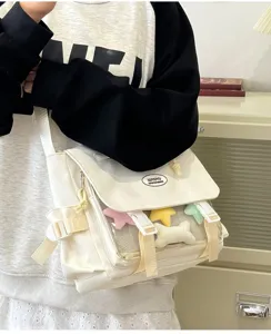Λεπτομερής εικόνα λευκής τσάντας ita από καμβά με διαφανές παράθυρο και λούτρινα αξεσουάρ.