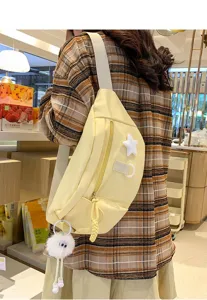 Vue détaillée d'un sac de poitrine en nylon décontracté porté en bandoulière avec un pendentif