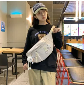 Sac de poitrine décontracté en nylon pour femmes, sac bandoulière tendance avec pendentifs.