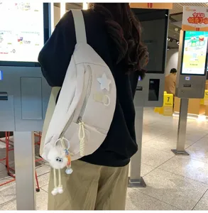 Sac de poitrine en nylon pour femme, sac bandoulière tendance avec patch étoile et pendentif peluche.