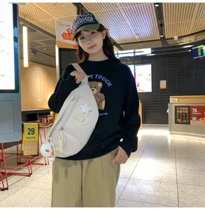Sac de poitrine décontracté en nylon pour femme, bandoulière tendance avec pendentif mignon.
