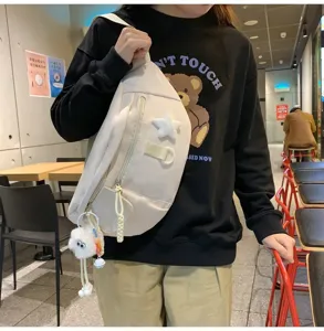 Sac de poitrine décontracté en nylon pour femmes, sac bandoulière tendance avec pendentif en peluche.