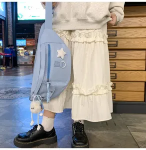 Vue détaillée de sac de poitrine en nylon bleu clair décontracté avec décoration étoile.