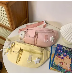 Sac de poitrine en nylon décontracté pour femmes, sac bandoulière tendance avec jolis charms.