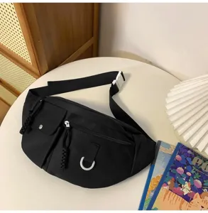 Sac de poitrine en nylon decontractuel pour femme, sac banane noir elegant avec poches.