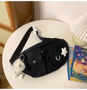 Sac de poitrine noir en nylon pour femme, élégant sac bandoulière avec peluche mignonne.