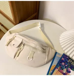 Sac de poitrine décontracté en nylon pour femmes, sac banane bandoulière tendance et pratique.
