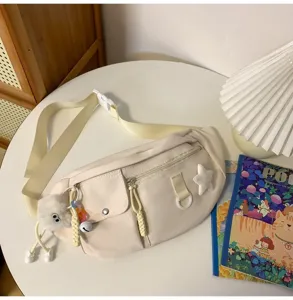 Sac de poitrine décontracté en nylon pour femme, sac banane beige avec joli pendentif poupée.