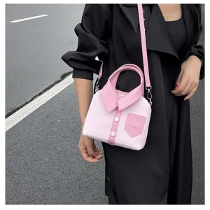 Gedetailleerd overzicht van de creatieve roze handtas in vorm van overhemd met kraag en knopen.