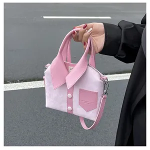 Detailweergave van de unieke roze hemdvormige handtas met kraag en knopen ontwerp.