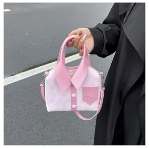 Gedetailleerd aanzicht van de creatieve hemdvormige roze handtas voor unieke stijl.