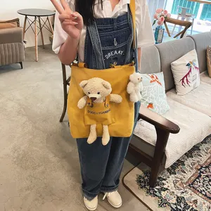Bolso bandolera de lona lindo para mujeres, bolso de hombro estilo japonés con osito de peluche.