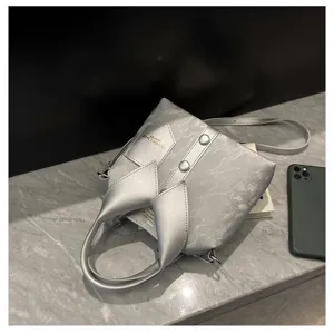 Zilveren creatieve overhemd ontwerp handtas schouder messenger tas gedetailleerd stijl