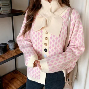 Nahaufnahme des rosa weißen Karo Strickcardigans mit passendem Schal und eleganter Umhängetasche.