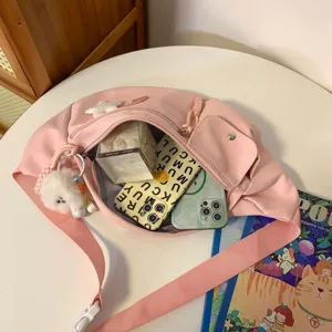 Sac de poitrine en nylon rose sac bandoulière décontracté détail avec rangement et pendentif.