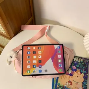 Sac de poitrine décontracté en nylon rose, sac bandoulière tendance avec pendentif duveteux.
