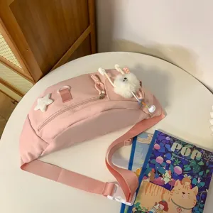 Vue détaillée de sac de poitrine en nylon rose, sac bandoulière décontracté avec poche zippée.