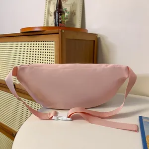 Sac de poitrine en nylon rose, banane décontractée avec sangle réglable et boucle blanche.