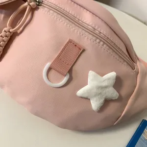 Sac de poitrine en nylon rose, vue de détail, banane décontractée avec étoile en peluche.