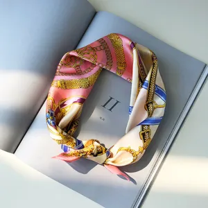 Eleganter Seidenschal mit stilvollem Kettenmuster, perfektes Accessoire für Damen im Frühling.