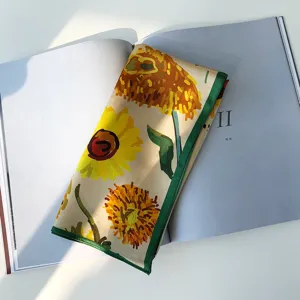 Foulard carré en soie style artistique japonais avec imprimé floral de tournesol bordure verte