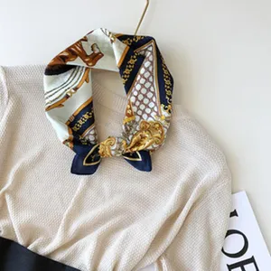 Exquisites Seidentuch im Vintage-Kettenmuster, elegantes Damen-Hals-Accessoire für Mode.