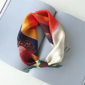 Detailaufnahme eines kunstvollen Seidentuchs mit Ölgemälde-Muster, elegantes Halstuch.