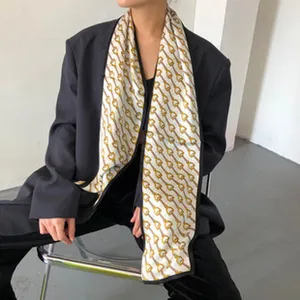 Elegante zijden sjaal met klassieke paardenbit print, stijlvol accessoire voor dames.