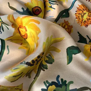 Détail de tissu de foulard en soie avec imprimé tournesol artistique et brillant.