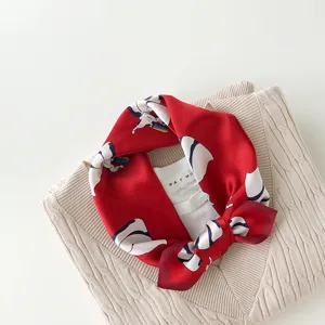 Detaillierte Nahaufnahme des eleganten Maulbeerseidentuchs mit feiner Textur und tollem Druck.