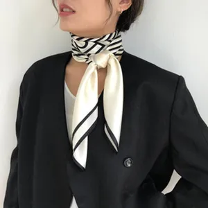 Elegante zijden sjaal voor dames, chique geometrisch streepontwerp, perfect voor op kantoor.